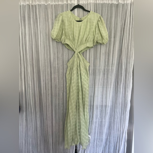 ASOS DESIGN Petite pleated cut out midi dress in apple green - Picture 3 of 4